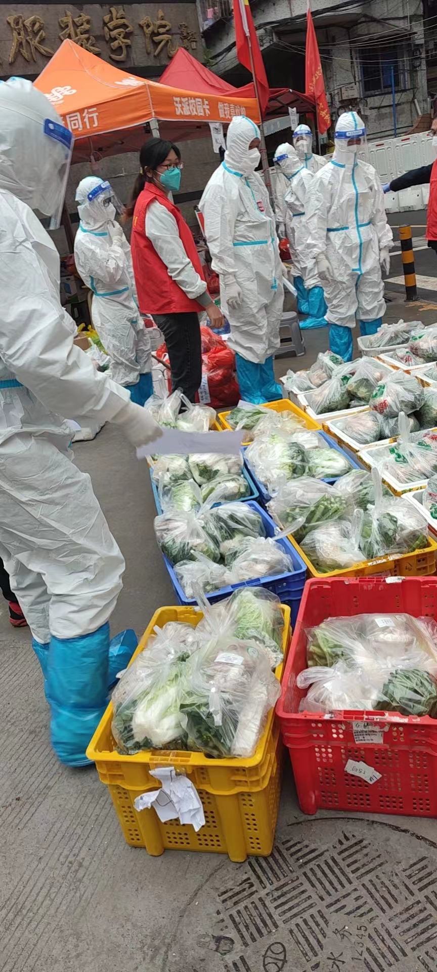 廣州白云區政府相關部門向金達咖啡飲品城及眾商家贈送“助力抗疫 愛心奉獻”的錦旗和感謝信