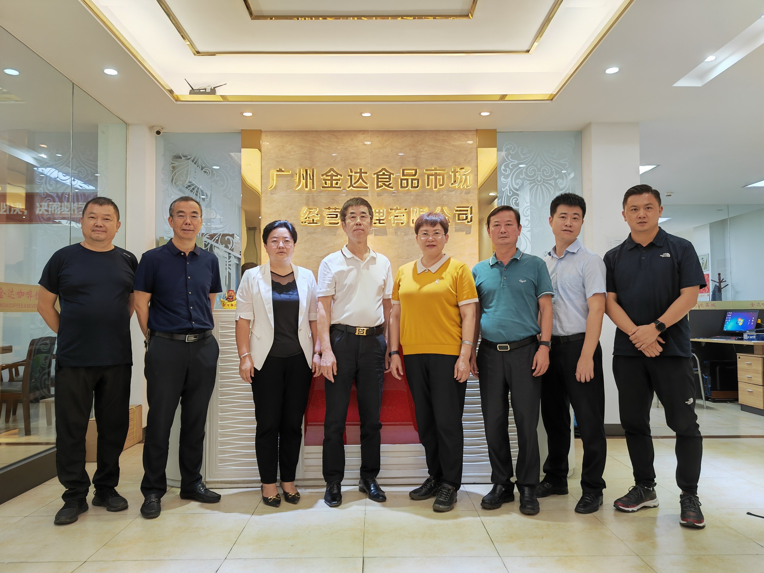 普洱市人大常委會副主任李鴻一行蒞臨金達咖啡飲品城調研交流